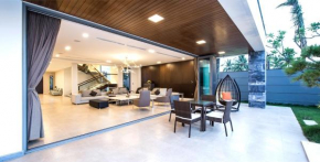Гостиница THE FIVE 5BR Ocean Villas Da Nang  Đà Nẵng